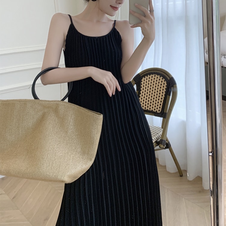 すとんと落ちる プリーツデザイン ロングワンピース