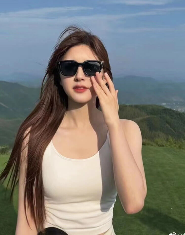 バックＶライン クロップド丈 カップ付き キャミソール