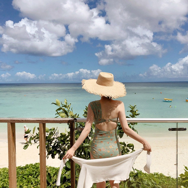 レトロな雰囲気の花柄 ワンショルダー水着