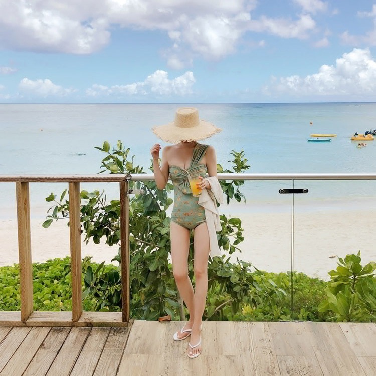 レトロな雰囲気の花柄 ワンショルダー水着
