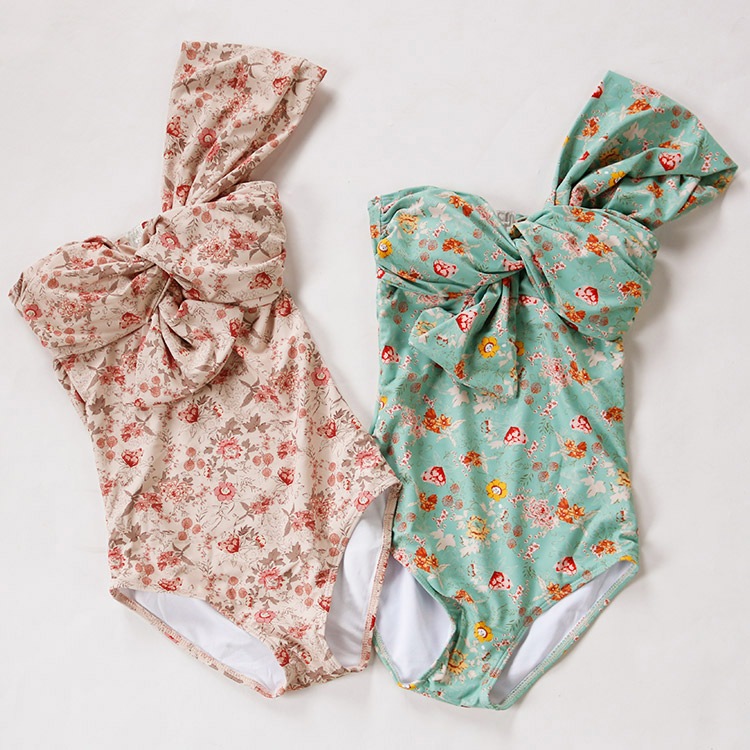 レトロな雰囲気の花柄 ワンショルダー水着