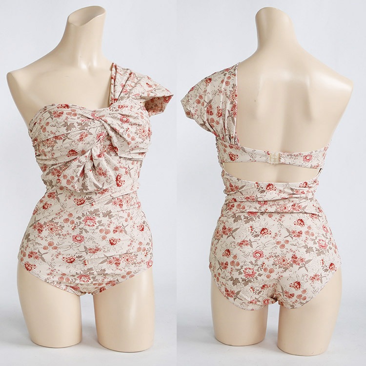 レトロな雰囲気の花柄 ワンショルダー水着