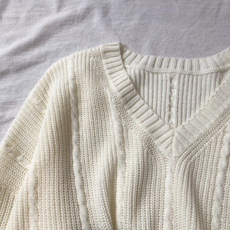 ケーブル編み Vネック ニット