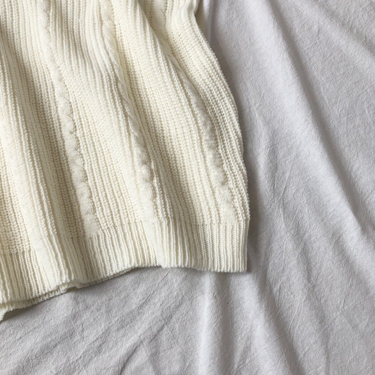 ケーブル編み Vネック ニット