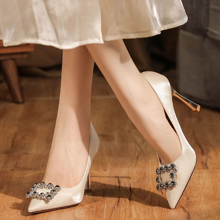 ビジュ バックル ハイヒール サテン パンプス