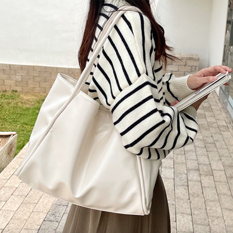 ソフトレザー シンプル 大きめ トートバッグ