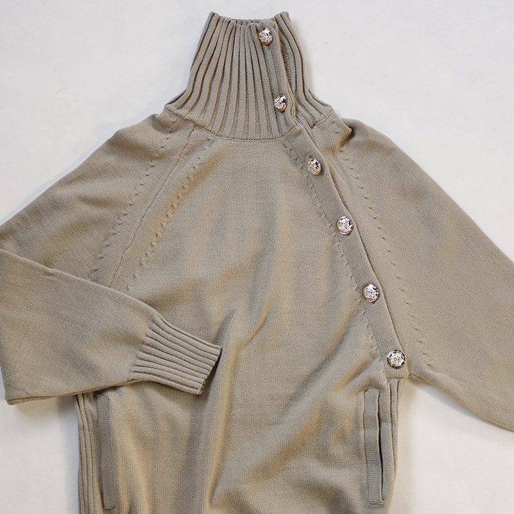 ボタンデザイン ハイネック ニットワンピース