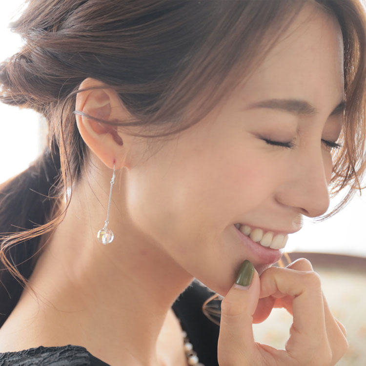 クリアカットビーズが揺れてきらめく華奢なロングピアス