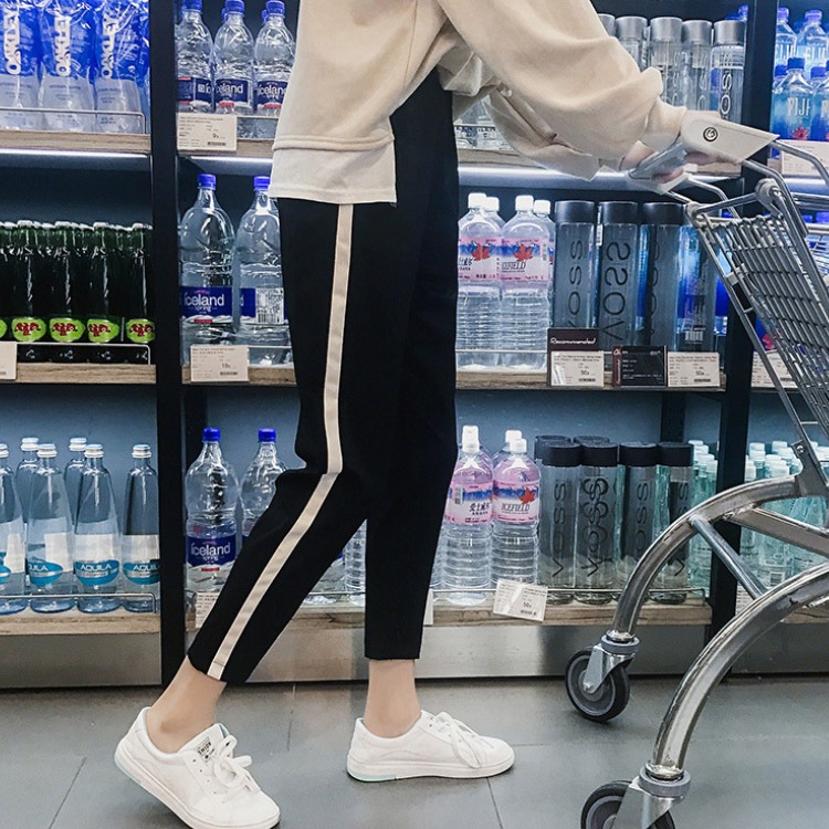 ゆったりカジュアルスポーティな九分丈ラインパンツ