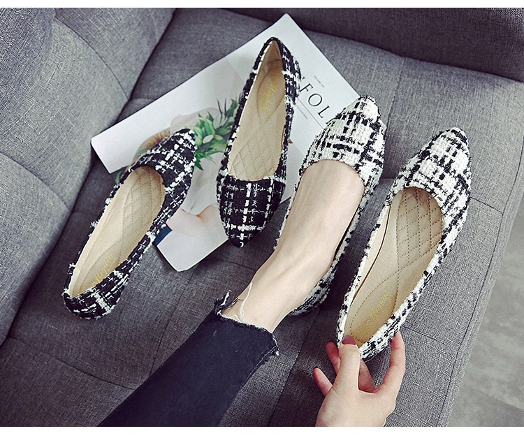 柔らかくて歩きやすいポインテッドトゥ フラットパンプス