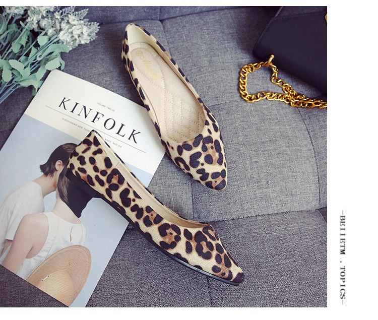 柔らかくて歩きやすいポインテッドトゥ フラットパンプス