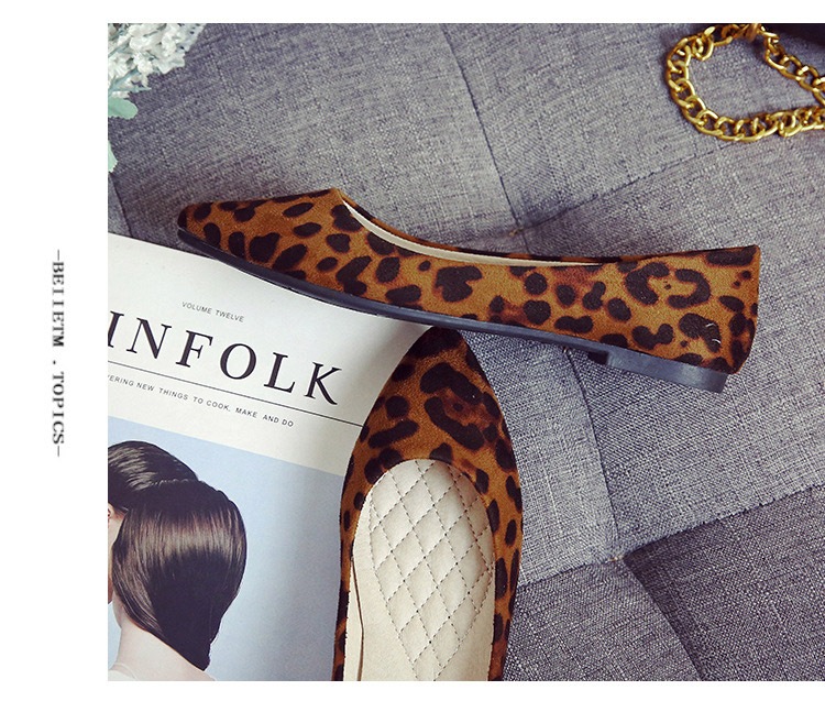 柔らかくて歩きやすいポインテッドトゥ フラットパンプス