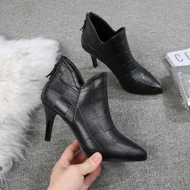 型押しレザー ピンヒール Vカット ブーティー