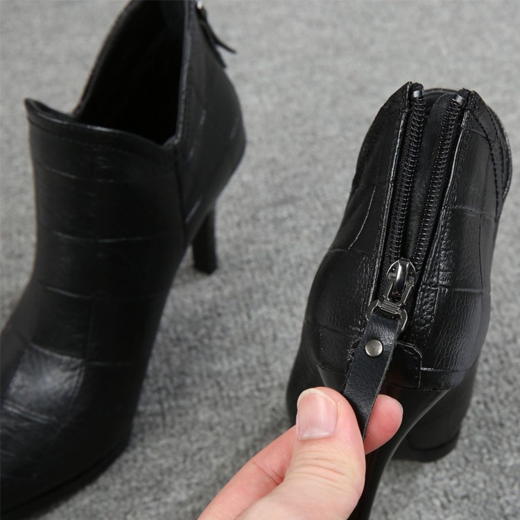 型押しレザー ピンヒール Vカット ブーティー