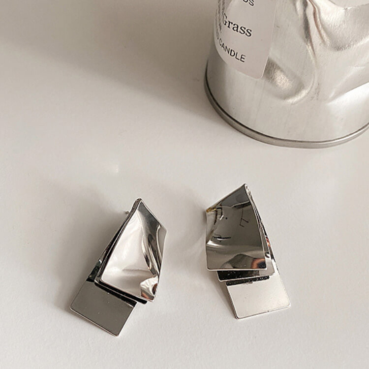 ツイスト メタルプレート 大きめ ピアス