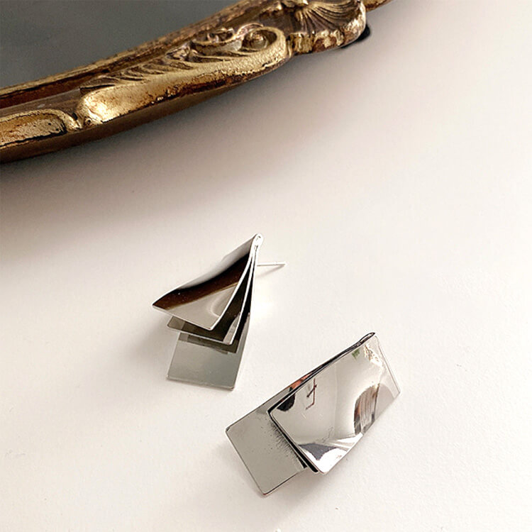 ツイスト メタルプレート 大きめ ピアス