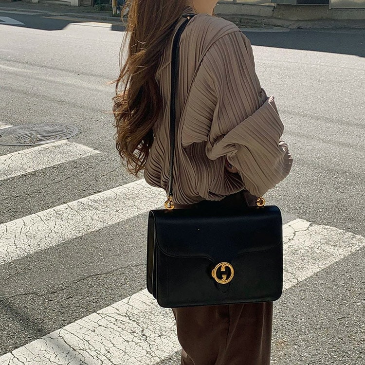 くすみカラー スラッシュドネック プリーツブラウス