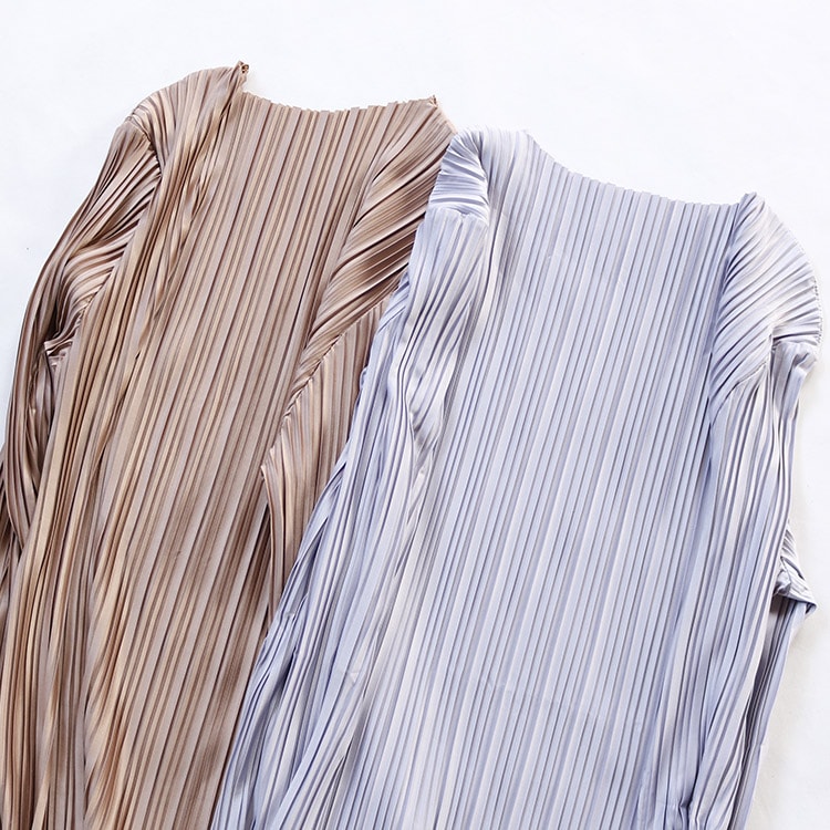 くすみカラー スラッシュドネック プリーツブラウス