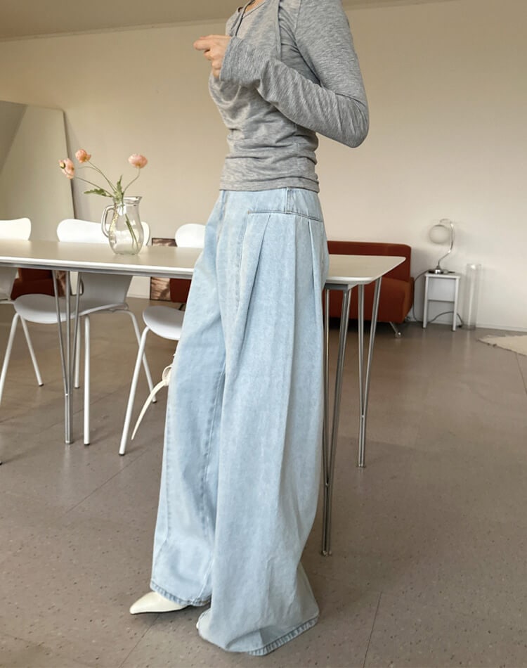 美脚見えが叶う、上品シルエットのハイウエストワイドデニム