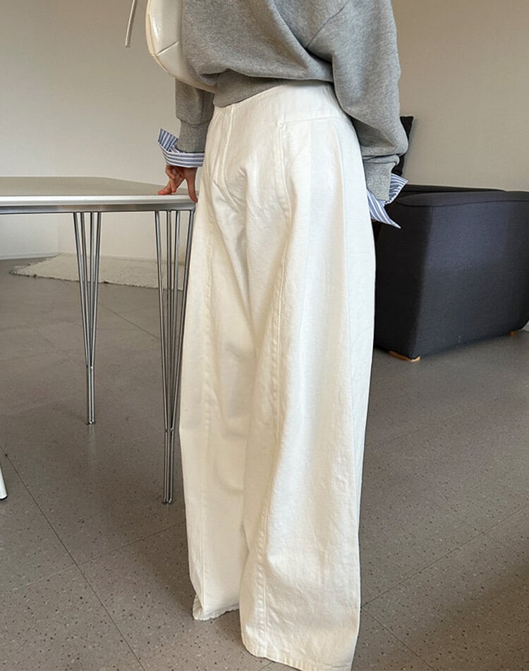 美脚見えが叶う、上品シルエットのハイウエストワイドデニム