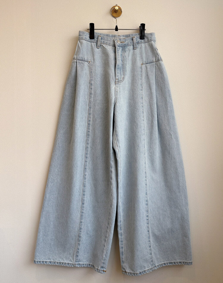 美脚見えが叶う、上品シルエットのハイウエストワイドデニム