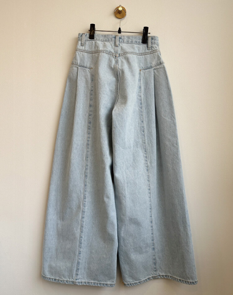 美脚見えが叶う、上品シルエットのハイウエストワイドデニム