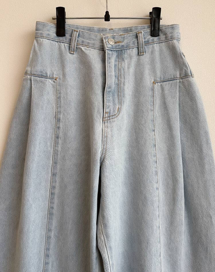 美脚見えが叶う、上品シルエットのハイウエストワイドデニム