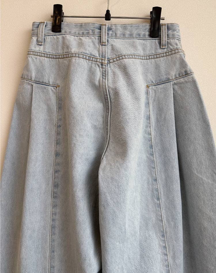 美脚見えが叶う、上品シルエットのハイウエストワイドデニム