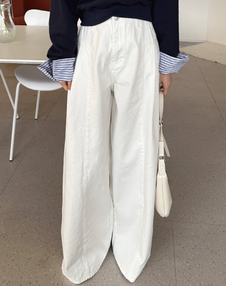 美脚見えが叶う、上品シルエットのハイウエストワイドデニム