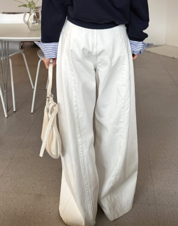 美脚見えが叶う、上品シルエットのハイウエストワイドデニム