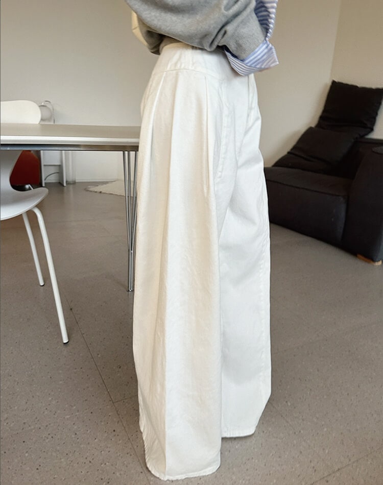 美脚見えが叶う、上品シルエットのハイウエストワイドデニム