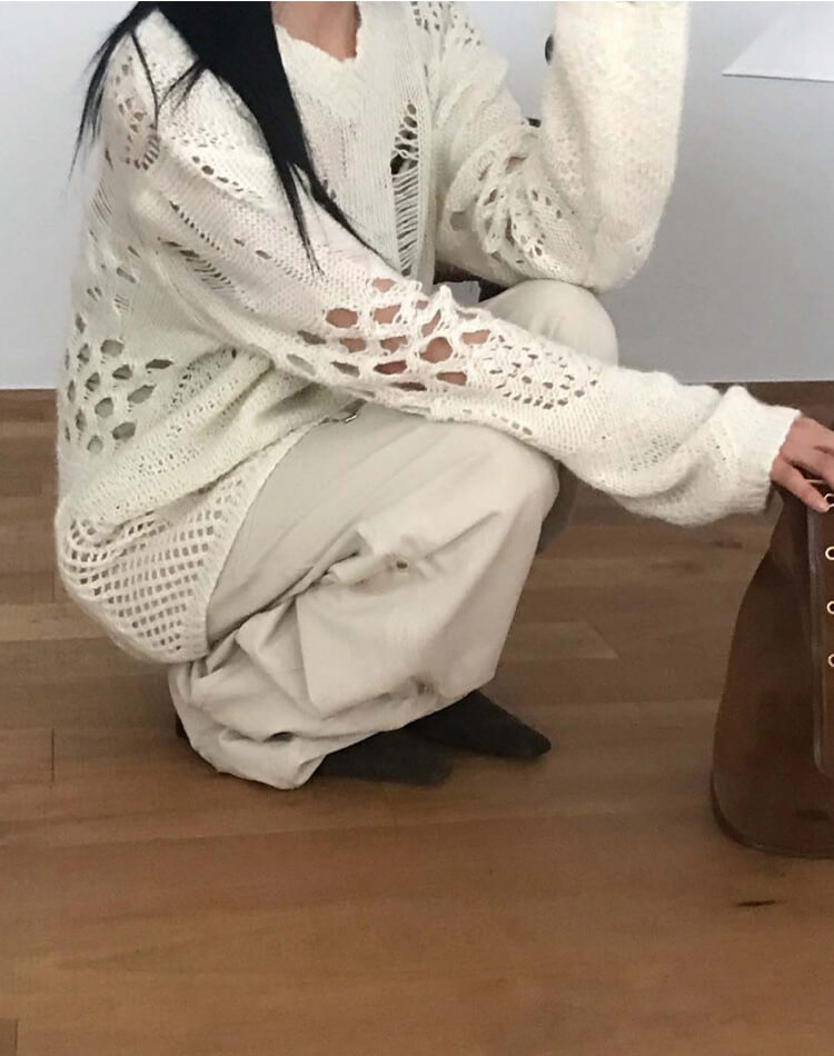 ダメージ×透かし編みで魅せる ゆるっと抜け感ニット