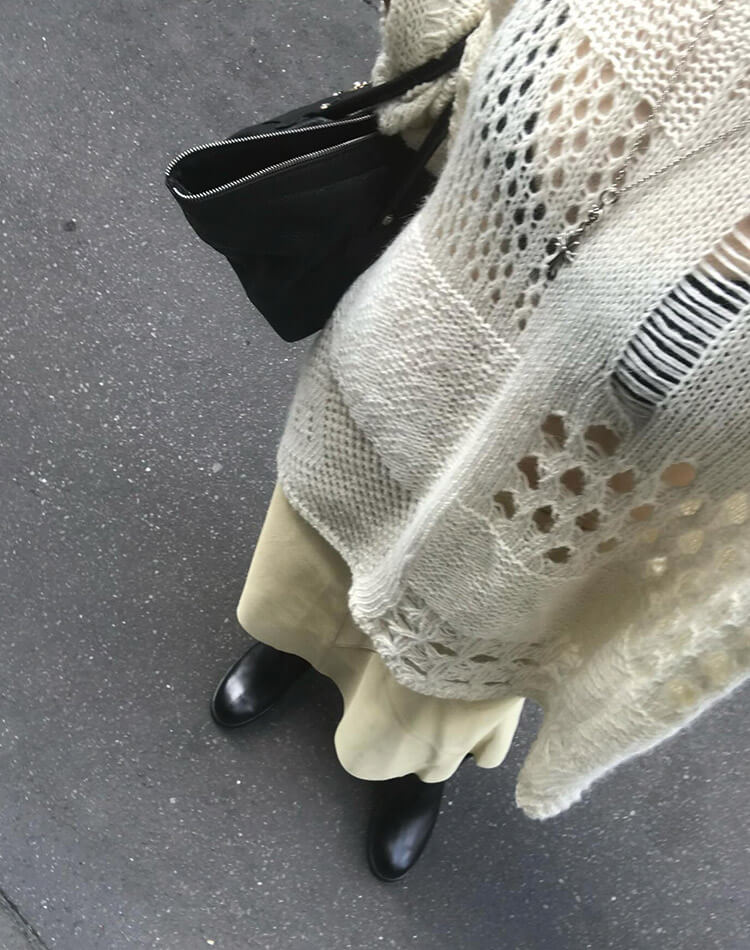 ダメージ×透かし編みで魅せる ゆるっと抜け感ニット