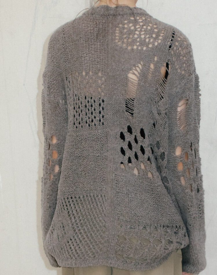 ダメージ×透かし編みで魅せる ゆるっと抜け感ニット