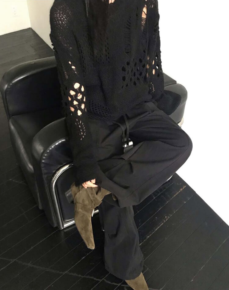 ダメージ×透かし編みで魅せる ゆるっと抜け感ニット