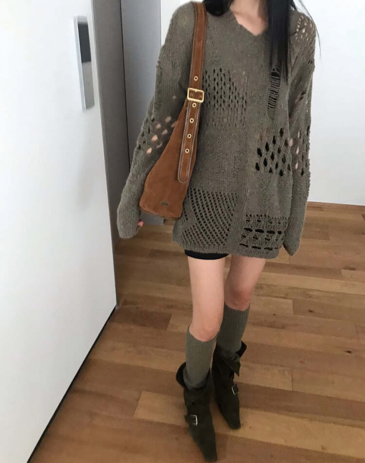 ダメージ×透かし編みで魅せる ゆるっと抜け感ニット