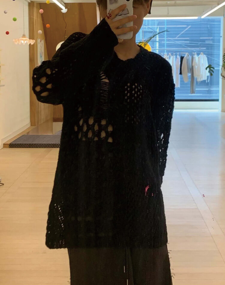 ダメージ×透かし編みで魅せる ゆるっと抜け感ニット