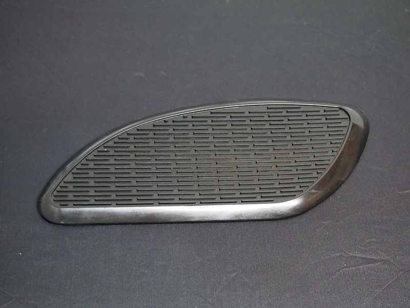 W1S ニーパット(右)