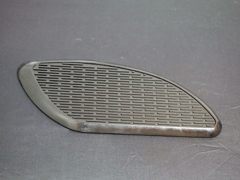 W1S ニーパット(左)