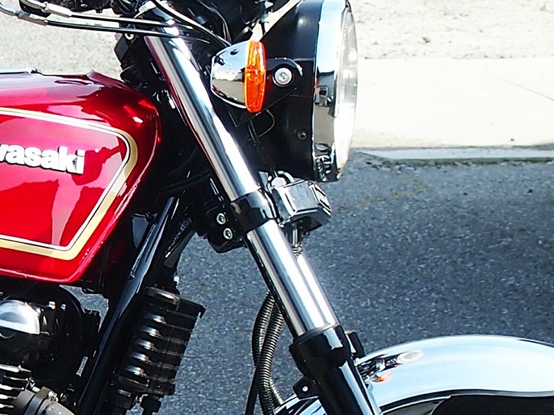 ゼファー750/400/400χ フォークカバーエンブレム(文字:小文字、本体:黒)ステー付き