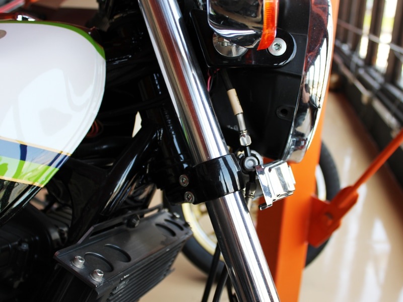 ゼファー750/400/400χ フォークカバーエンブレム(文字:小文字、本体:メッキ)ステー付き【欠品中 ご予約承ります】