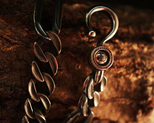 "STARE" EDGY KeyChain -SILVER