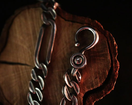 "STARE" EDGY KeyChain -SILVER