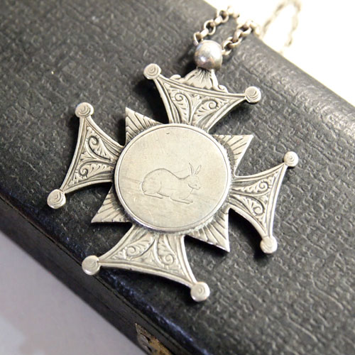 1888年　シルバー　うさぎのクロス　ネックレス
