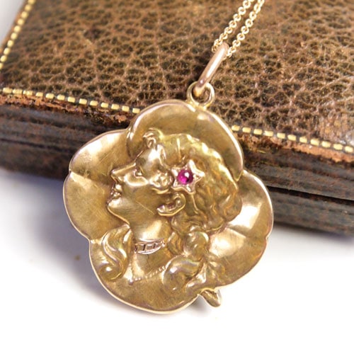 18金　四葉クローバー　アールヌーボー　ガール　天然ルビー ペンダントトップ