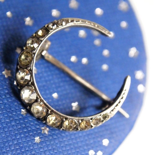 ヴィクトリアンシルバー　ミニ　クレセントムーン　ブローチ