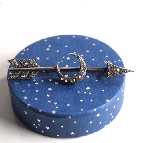 ヴィクトリアン　シルバー＆ペースト　三日月と矢　ブローチ