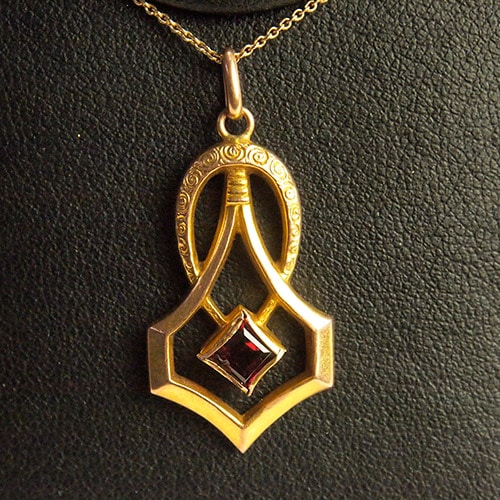 9金　ガーネット　ホースシューアレンジ ペンダント トップ