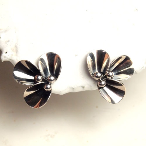 N.E.FROM (N.E.フロム）　デンマーク　モダンフラワーイヤリング