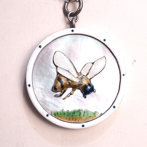 シルバー　マザーオブパール　エナメル　ビー　ペンダント